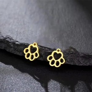 Boucles d'oreilles pattes d'animaux dorées en acier avec design creux en forme de cœur