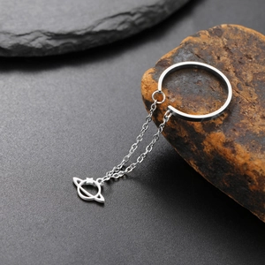Anello aperto argento con pendente a pianeta e sottili nappe a catena per donna