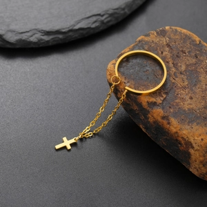 Dettaglio dell'anello dorato regolabile con catenina sottile e ciondolo a forma di croce