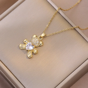 Collier avec pendentif ours doré serti d'une pierre en cœur et de zircons brillants