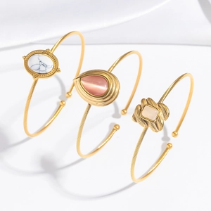 Dreiteiliges Set goldener gedrehter Armreifen mit Türkis und rosa Katzenaugen-Edelsteinen