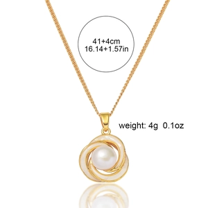 Détail du collier de perles dorées avec pendentif émaillé montrant dimensions et poids