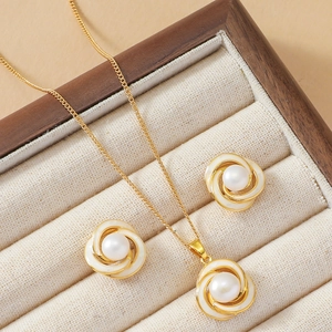 Parure bijoux plaqué or avec pétales en émail blanc et perles d'eau douce naturelles