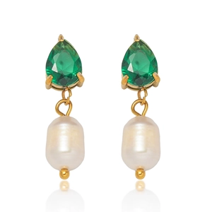 Détails de boucles d'oreilles avec émeraude poire et perles baroques blanches