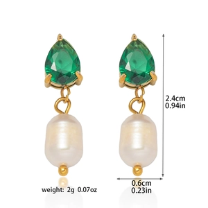 Détail des boucles d'oreilles cœur avec gemme verte et perle indiquant 2,4cm de hauteur