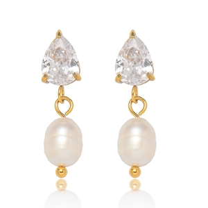 Détails des boucles d'oreilles dorées avec zircon poire et perles blanches élégantes