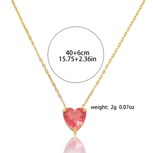 Detailansicht der herzförmigen rosa Zirkonia Halskette mit 40 plus 6 cm Größenangaben