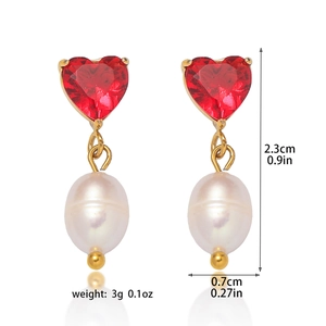 Boucles d'oreilles élégantes avec cristal de cœur rouge et perle d'eau douce blanche