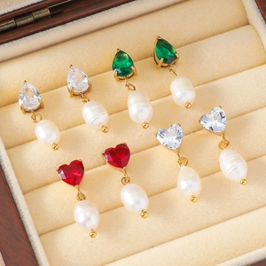 Élégantes boucles d'oreilles cœur en or et cristal avec perles d'eau douce blanches rondes