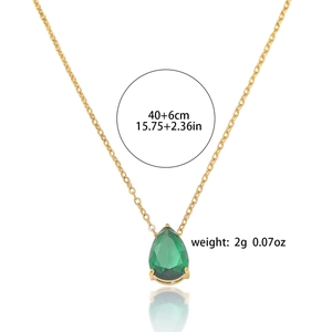 Vue détaillée du collier pendentif goutte d'émeraude avec chaîne de 40+6cm et poids de 2g
