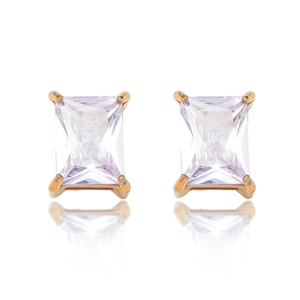 Detail van vierkante lavendel zircone oorbellen met een gouden vier-potige zetting