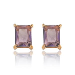 Detail van rechthoekige paarse zirkoon oorknopjes met een elegante gouden zetting