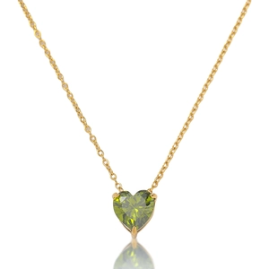 Detail eines herzförmigen smaragdgrünen Zirkonia-Anhängers an goldener Gliederkette