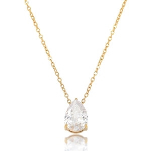 Gros plan du collier en or avec pendentif en zircone poire et sertissage à trois griffes