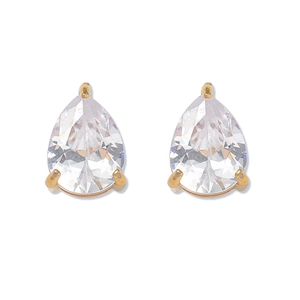 Gros plan sur les boucles d'oreilles poire en zircon et monture dorée à trois griffes