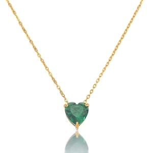 Makroansicht von herzförmigem Smaragd-Zirkonia-Anhänger an einer dünnen Goldkette