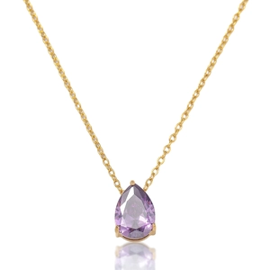 Détail macro du pendentif en zircon violet taille poire sur collier en chaîne dorée
