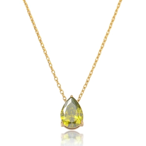 Gros plan sur un collier doré avec pendentif goutte d'eau en zircon vert émeraude poli