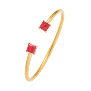 Elegante gouden open armband met vierkante rode zirkoonstenen en een minimalistisch design
