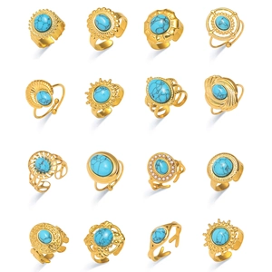 Set de 16 anillos vintage de acero dorado con piedras turquesas en disposición de rejilla