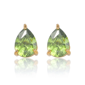 Gros plan de boucles d'oreilles zircon vert émeraude taille poire avec monture en or