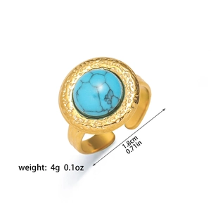 Detalle del anillo vintage dorado diámetro 1,8 cm con incrustación de turquesa