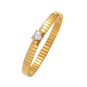 Detailansicht eines flexiblen Gold-Tubogas-Armbands mit herzförmigem klarem Zirkon