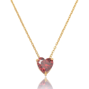 Makroaufnahme einer roten Herz-Zirkon-Halskette mit Goldkette und Krappenfassung-Detail