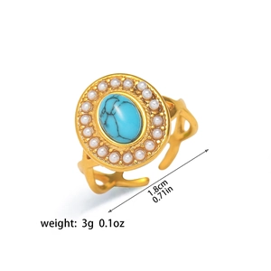 Vista detallada del anillo turquesa con pequeñas perlas y banda dorada ajustable