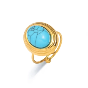 Detalle de anillo dorado ajustable con piedra turquesa ovalada y acabado pulido