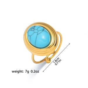 Detalle de anillo dorado vintage con turquesa, muestra el diámetro de 1,8cm
