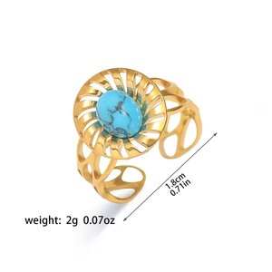 Detalle del anillo turquesa boho que muestra el diseño solar y la banda ajustable