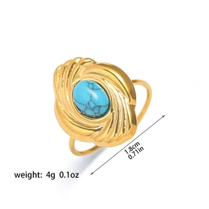 Detalle de anillo turquesa retro de 1,8 cm con diseño de espiral dorada muy intrincado