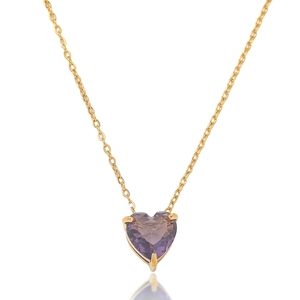 Detailansicht der herzförmigen lila Edelstein-Halskette mit einer goldenen Kette