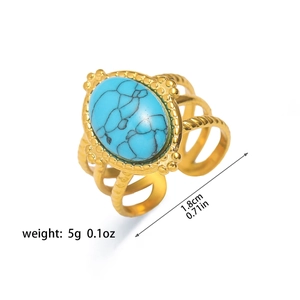 Detalle del anillo de oro vintage con piedra turquesa y estructura hueca multicapa