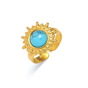 Primer plano del anillo dorado de acero inoxidable con turquesa y diseño de girasol
