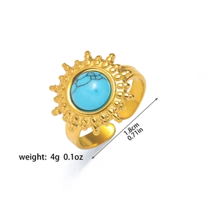 Detalle del anillo turquesa bohemio con marco de rayos de sol y banda dorada ajustable