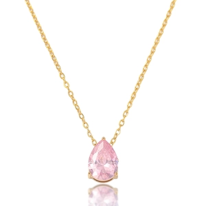 Gros plan du pendentif en zircon rose en forme de poire avec sa chaîne dorée