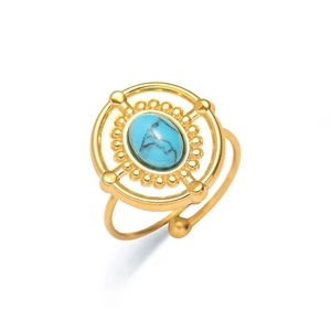 Detalle de anillo ajustable bañado en oro con turquesa ovalada y diseño de cuentas