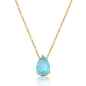 Détail du collier doré avec pendentif en pierre précieuse bleu clair taillée en poire