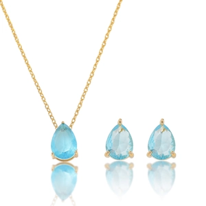 Détail du coffret bijoux avec zircone émeraude en forme de goutte et reflet doré poli