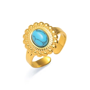 Primer plano detallado de anillo vintage dorado con turquesa y bordes de cuentas finas