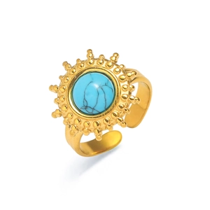 Vista de detalle de anillo bohemio en acero dorado con turquesa y diseño de girasol retro