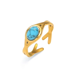 Detalle del anillo retro de acero inoxidable dorado con turquesa y diseño de banda abierta