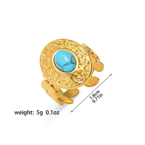 Detalle de anillo vintage dorado con turquesa e intrincados patrones de vides