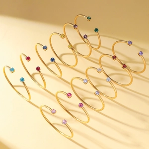 Bracciale aperto dorato con pietre di zircone tonde multicolore dal design elegante