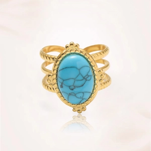 Detalle de anillo turquesa vintage con borde de cuentas doradas y banda con textura de cuerda
