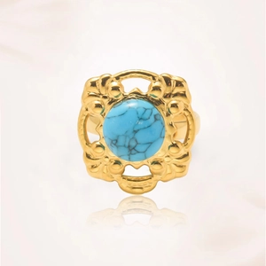 Primer plano de anillo vintage dorado con piedra turquesa y diseño cuadrado calado