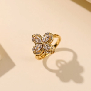 Elegante roterende klavertje vier ring in goudkleur met fonkelende zirkoonstenen