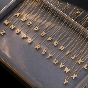 Collana con Ciondolo a Forma di 26 Lettera Iniziale Inglese in Zirconia Catena in Acciaio Inossidabile Placcato Oro Gioielli da Donna